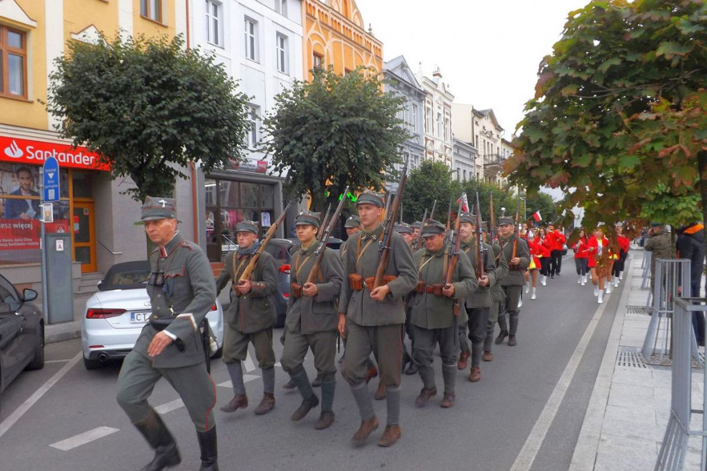 Brodnica. Wojsko i mieszczanie z epoki, kapsuła czasu i niezwykły podarunek brodniczanina [DUŻO ZDJĘĆ]