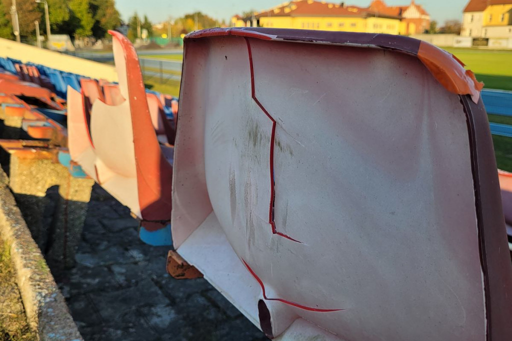 Brodnica. Demolka na stadionie. Jednak wandale jednego nie przewidzieli