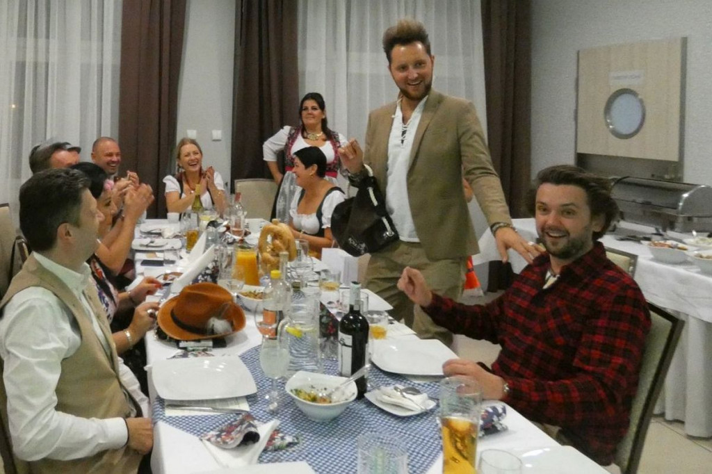 Brodnica. Bawarskie stroje ludowe, kufle piwa i jodłowanie. Oktoberfest po polsku [ZDJĘCIA]
