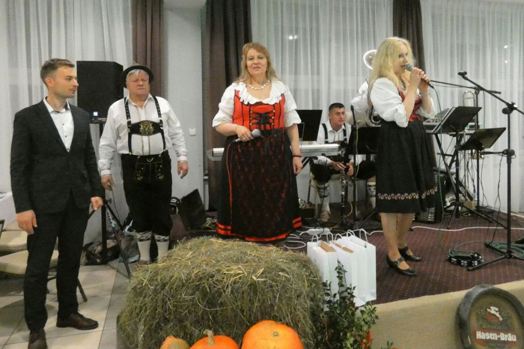 Brodnica. Bawarskie stroje ludowe, kufle piwa i jodłowanie. Oktoberfest po polsku [ZDJĘCIA]