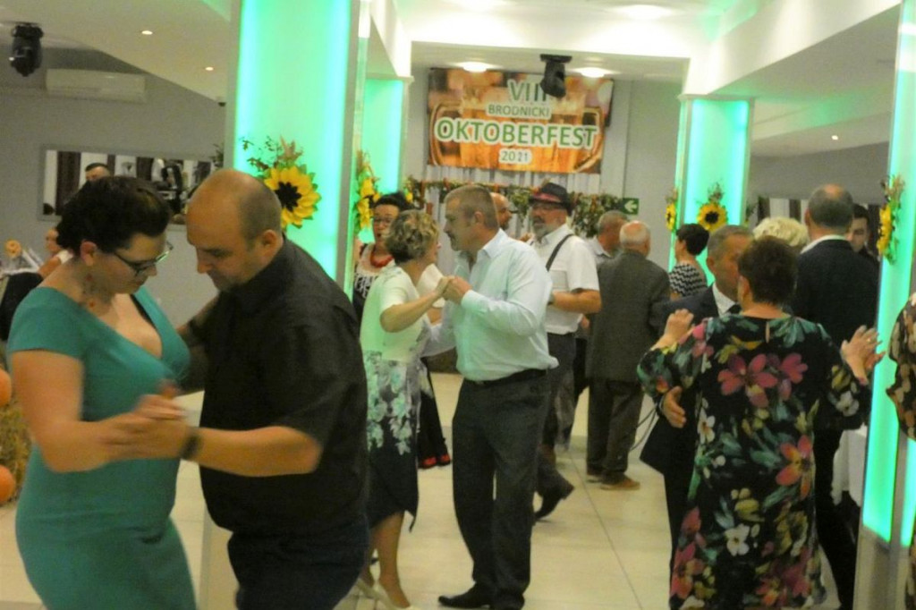 Brodnica. Bawarskie stroje ludowe, kufle piwa i jodłowanie. Oktoberfest po polsku [ZDJĘCIA]