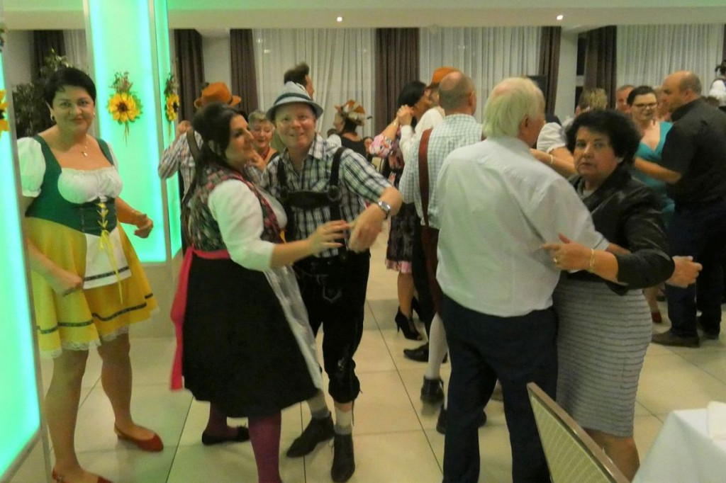 Brodnica. Bawarskie stroje ludowe, kufle piwa i jodłowanie. Oktoberfest po polsku [ZDJĘCIA]