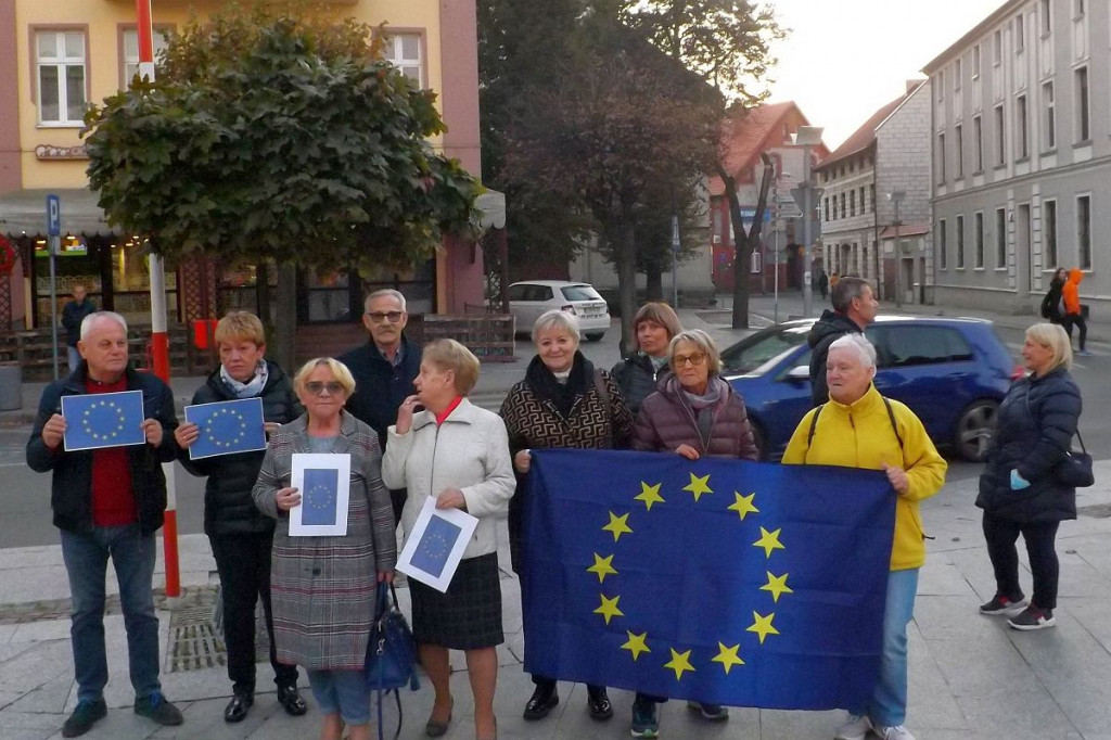 Brodnica. Niedzielna pikieta z flagami w centralnym punkcie miasta [ZDJĘCIA]