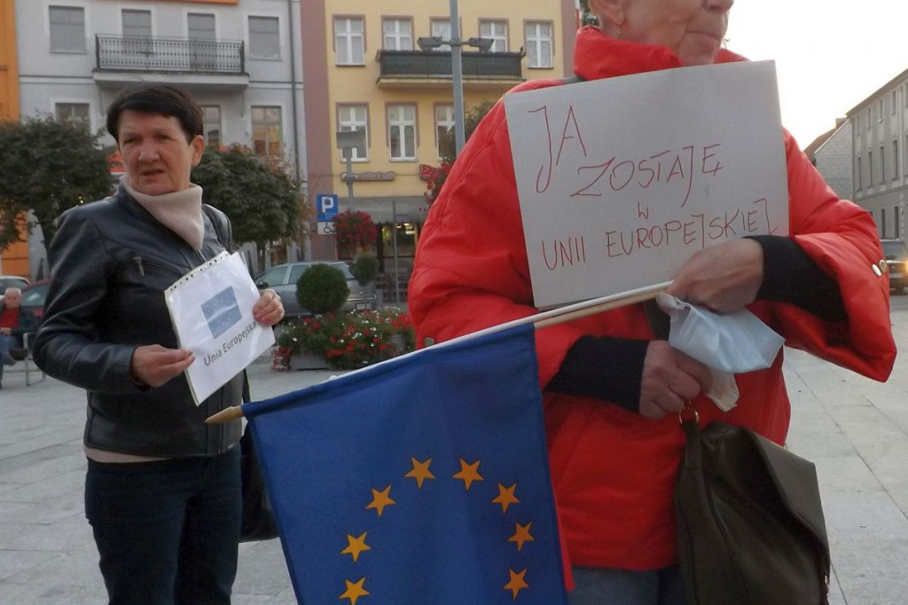 Brodnica. Niedzielna pikieta z flagami w centralnym punkcie miasta [ZDJĘCIA]