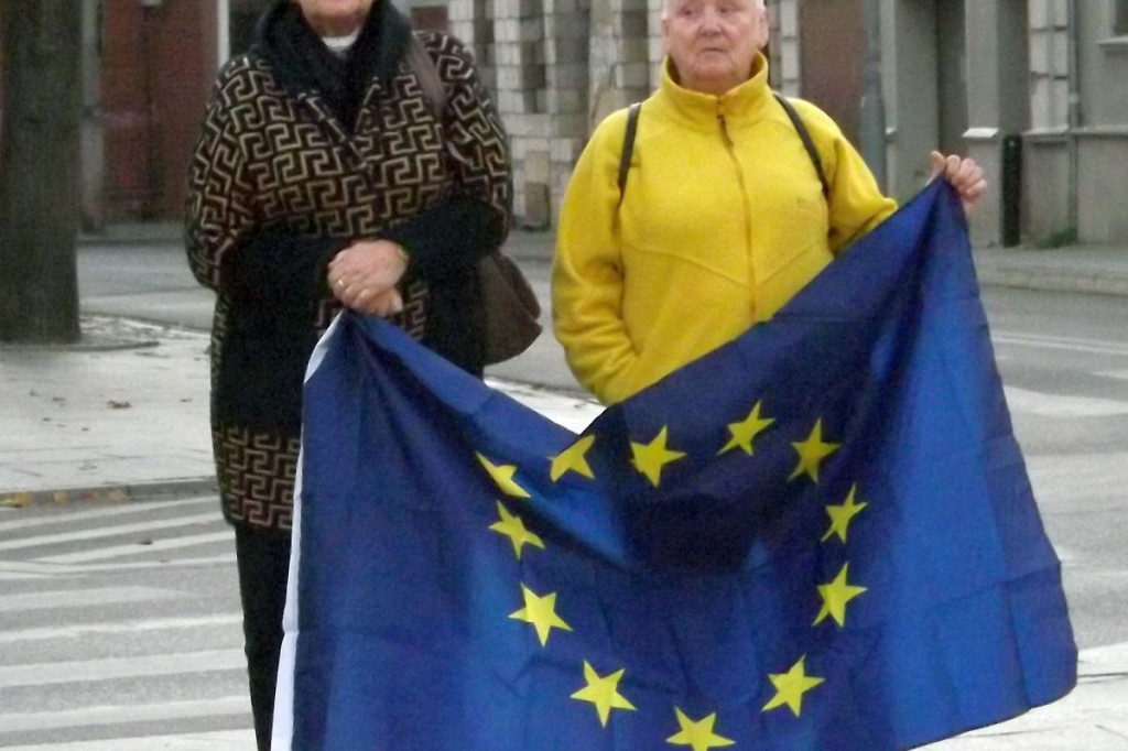 Brodnica. Niedzielna pikieta z flagami w centralnym punkcie miasta [ZDJĘCIA]