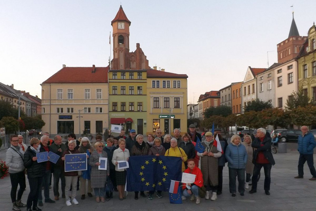 Brodnica. Niedzielna pikieta z flagami w centralnym punkcie miasta [ZDJĘCIA]