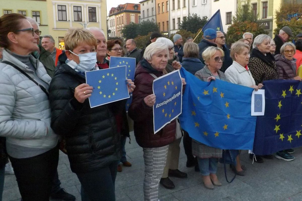 Brodnica. Niedzielna pikieta z flagami w centralnym punkcie miasta [ZDJĘCIA]