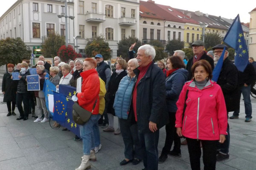 Brodnica. Niedzielna pikieta z flagami w centralnym punkcie miasta [ZDJĘCIA]