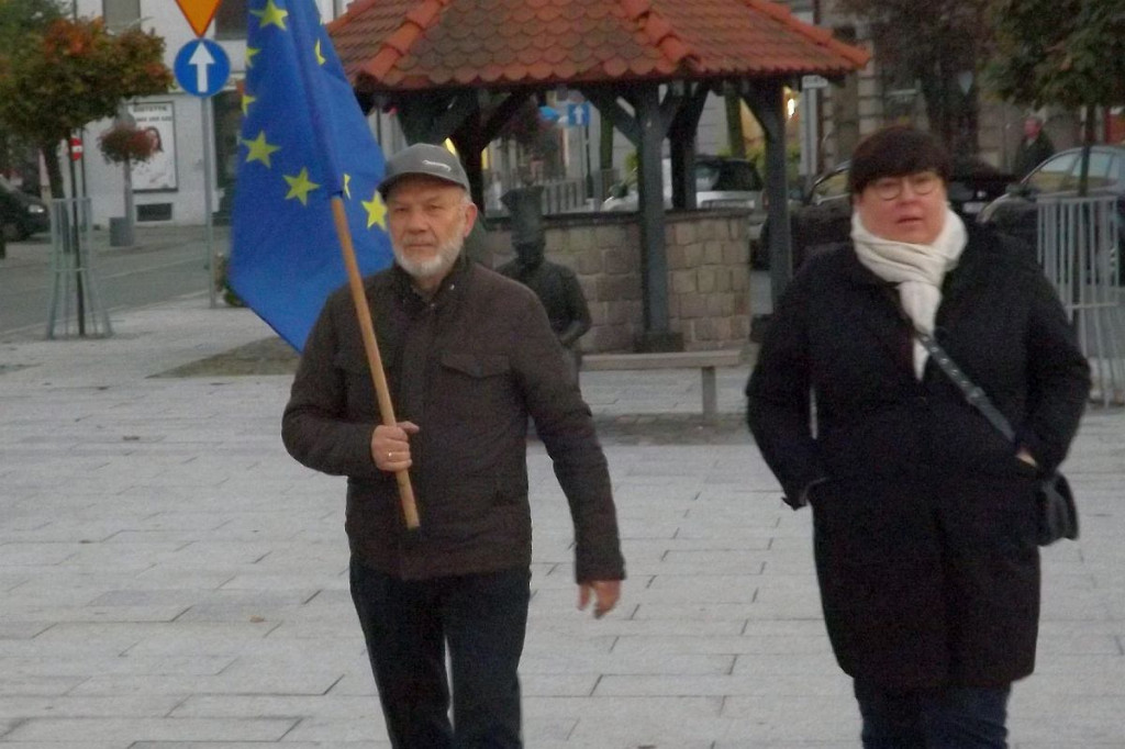 Brodnica. Niedzielna pikieta z flagami w centralnym punkcie miasta [ZDJĘCIA]