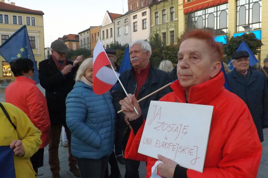 Brodnica. Niedzielna pikieta z flagami w centralnym punkcie miasta [ZDJĘCIA]