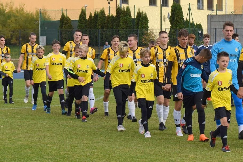 Brodnica. Żółto-czarni zdobyli kolejne trzy punkty. Uczcili pamięć zmarłego Wojciecha Kupczyka [ZDJĘCIA]