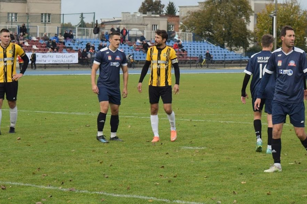 Brodnica. Żółto-czarni zdobyli kolejne trzy punkty. Uczcili pamięć zmarłego Wojciecha Kupczyka [ZDJĘCIA]