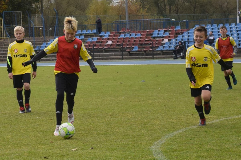 Brodnica. Żółto-czarni zdobyli kolejne trzy punkty. Uczcili pamięć zmarłego Wojciecha Kupczyka [ZDJĘCIA]