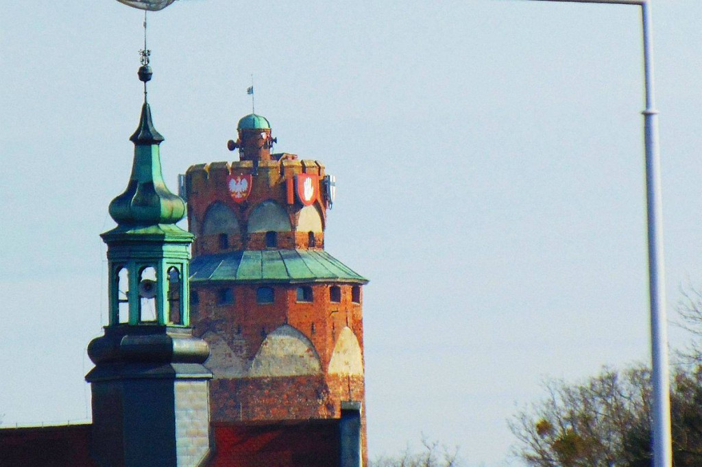 Brodnica. Kiedyś były tu dzwony, a ostatnio kuranty. A teraz kościelna wieża po prostu zniknęła!