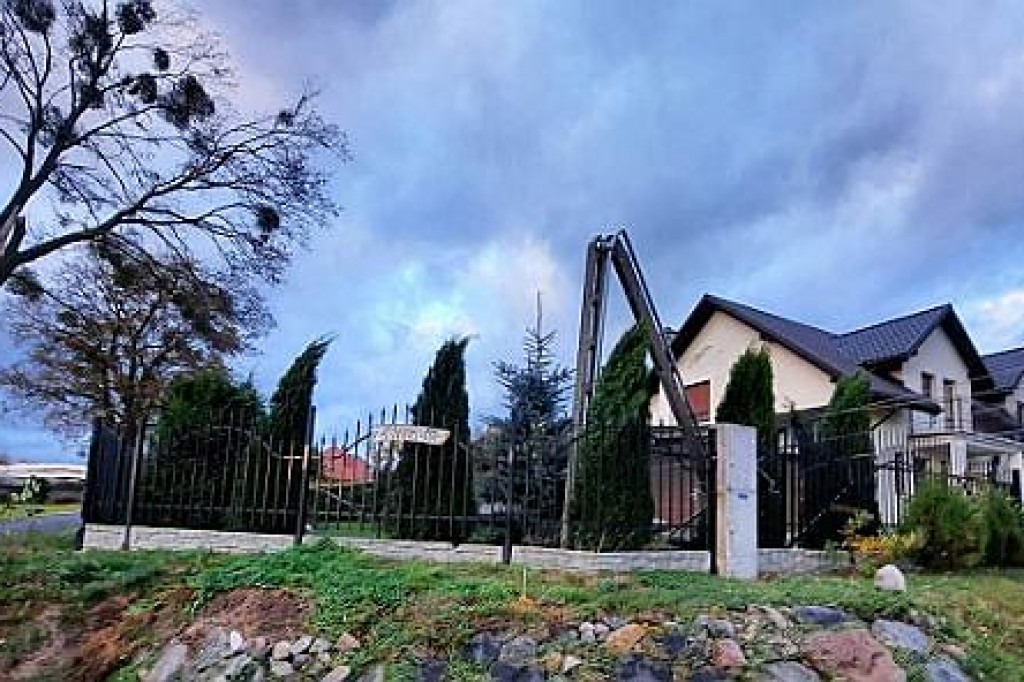 Brodnica i okolice. Wiatr zrywał dachy, łamał drzewa i słupy energetyczne. Na ratunek groźnym zwierzętom [ZDJĘCIA]