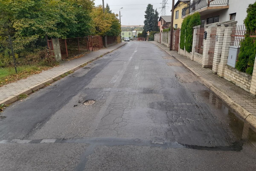 Brodnica. W listopadzie naprawią ulicę w mieście. Kałuże też mają zlikwidować