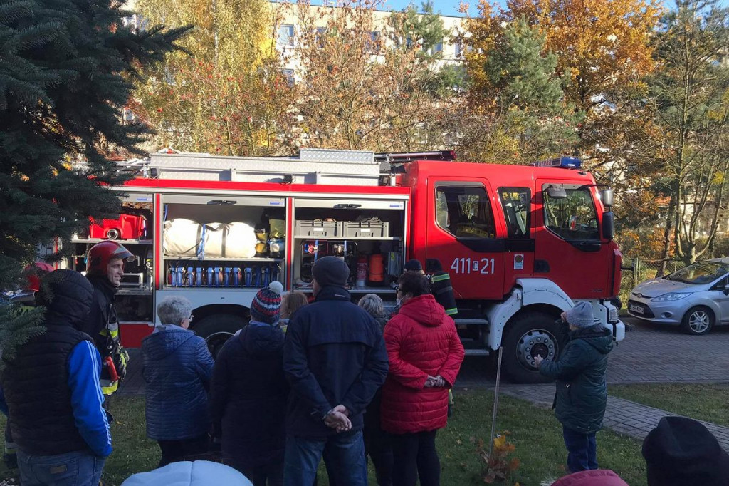 Brodnica. Gęsty dym w budynku przy ulicy Wyspiańskiego. Ewakuowano około 60 osób [ZDJĘCIA]