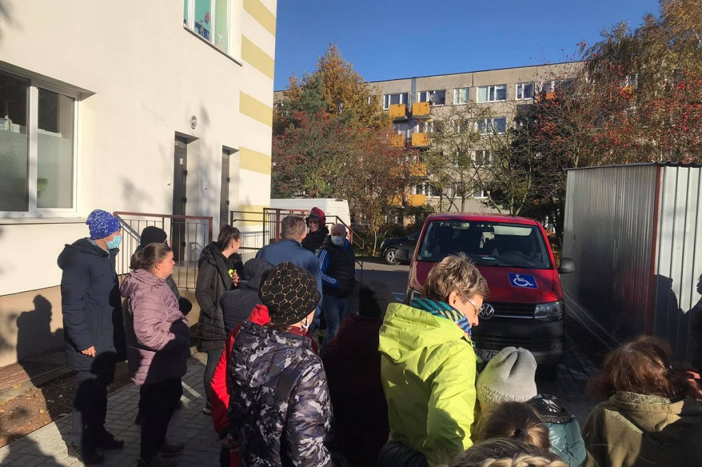Brodnica. Gęsty dym w budynku przy ulicy Wyspiańskiego. Ewakuowano około 60 osób [ZDJĘCIA]
