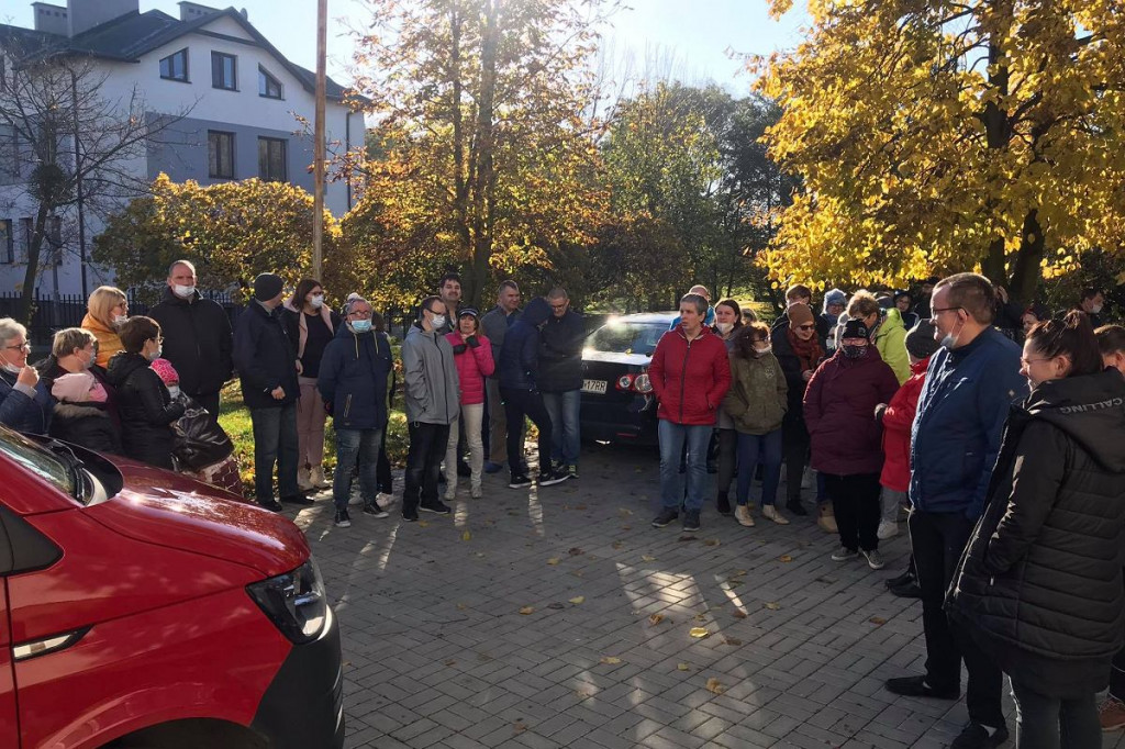 Brodnica. Gęsty dym w budynku przy ulicy Wyspiańskiego. Ewakuowano około 60 osób [ZDJĘCIA]