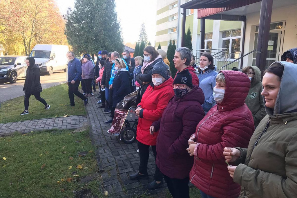 Brodnica. Gęsty dym w budynku przy ulicy Wyspiańskiego. Ewakuowano około 60 osób [ZDJĘCIA]