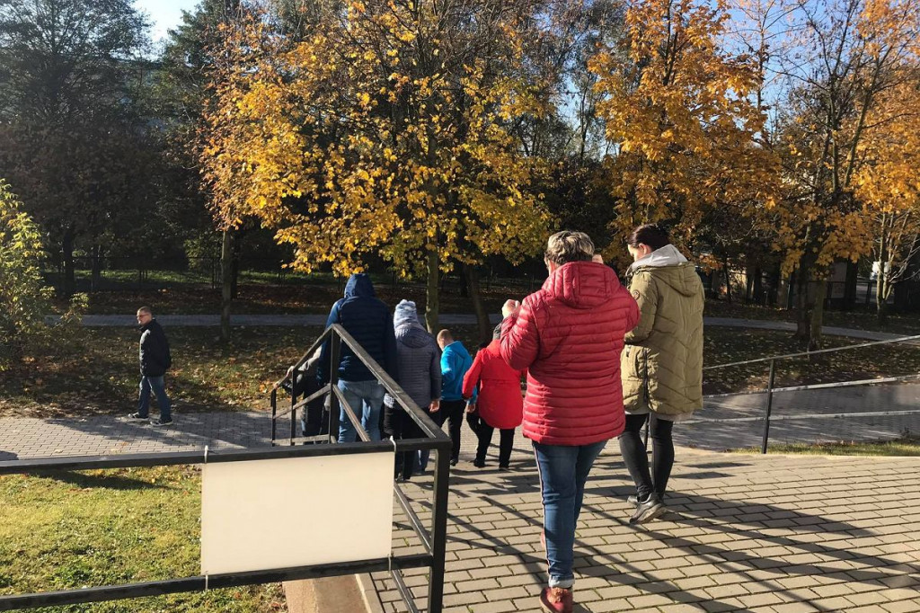 Brodnica. Gęsty dym w budynku przy ulicy Wyspiańskiego. Ewakuowano około 60 osób [ZDJĘCIA]