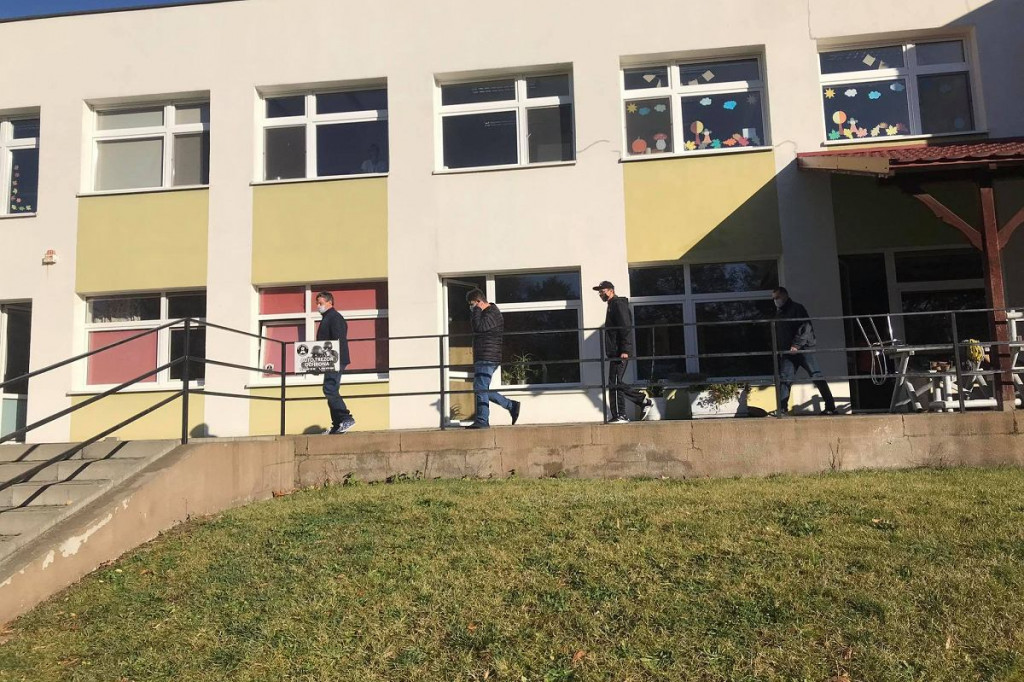 Brodnica. Gęsty dym w budynku przy ulicy Wyspiańskiego. Ewakuowano około 60 osób [ZDJĘCIA]