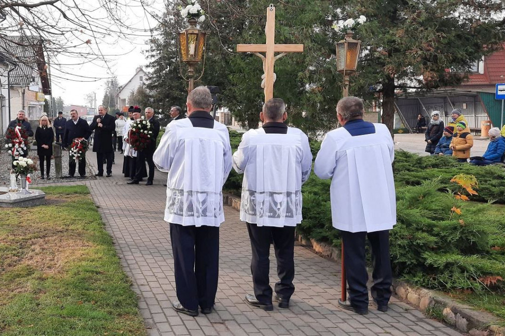 Brodnica i okolice. Marszałek, starosta, wójt i proboszcz spotkali się pod szczególnym drzewem [ZDJĘCIA]
