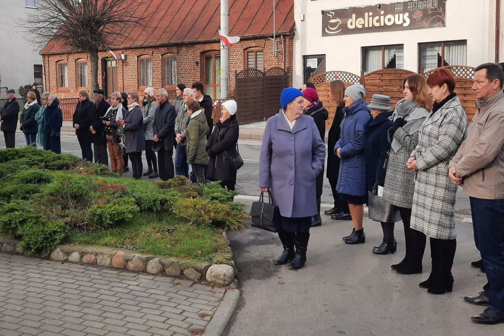 Brodnica i okolice. Marszałek, starosta, wójt i proboszcz spotkali się pod szczególnym drzewem [ZDJĘCIA]