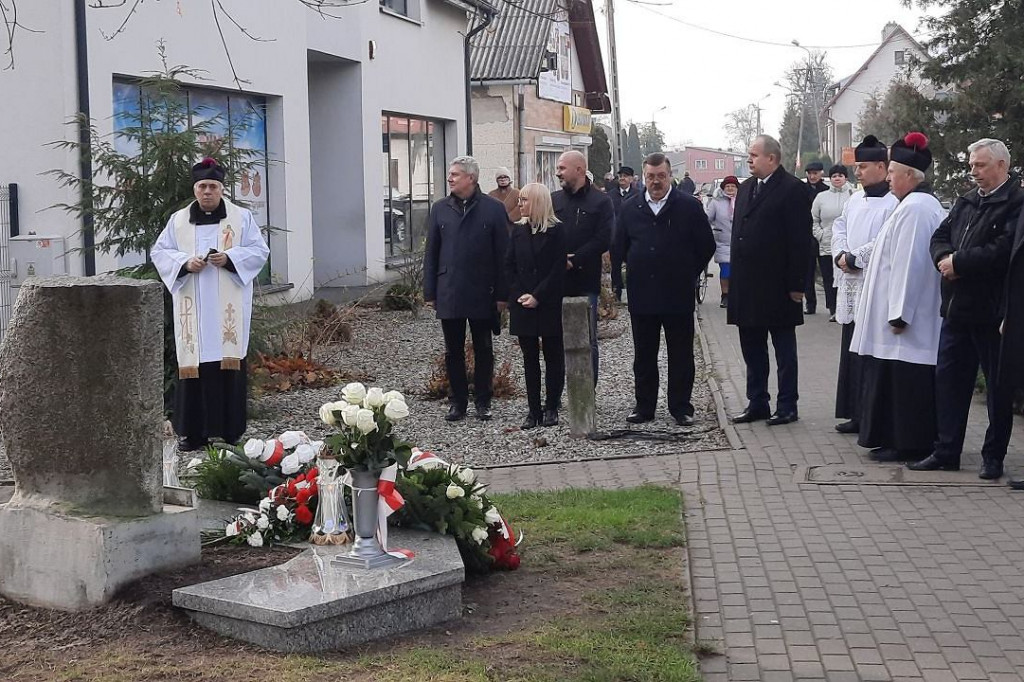 Brodnica i okolice. Marszałek, starosta, wójt i proboszcz spotkali się pod szczególnym drzewem [ZDJĘCIA]