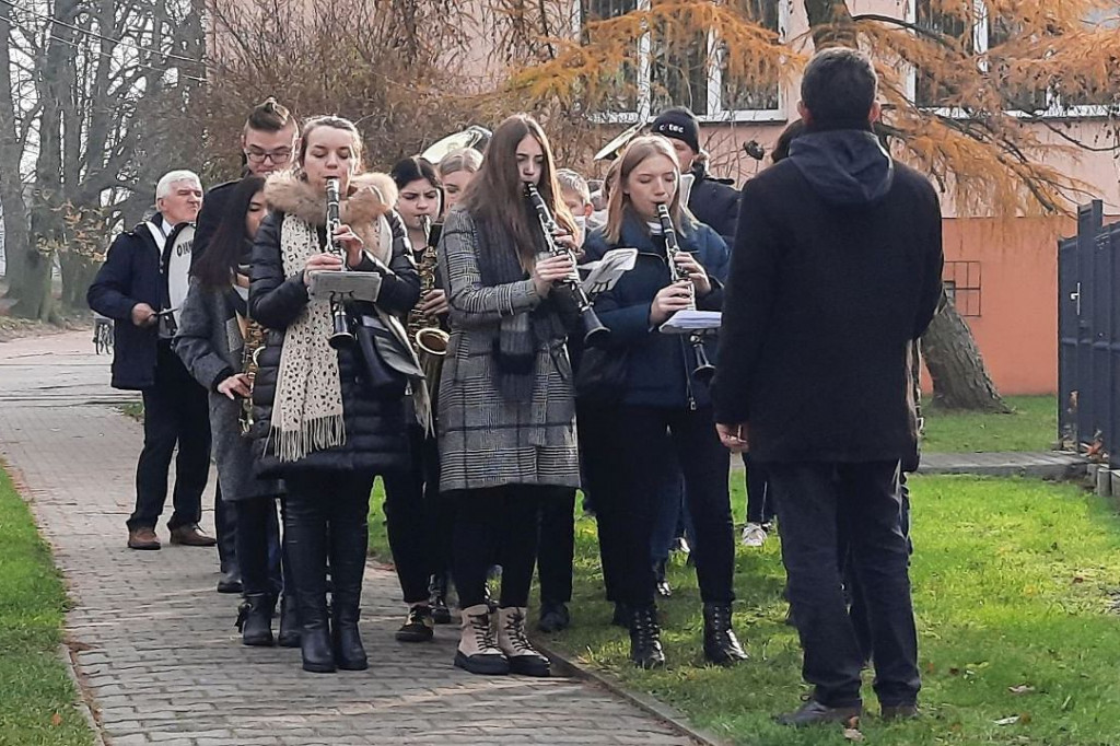 Brodnica i okolice. Marszałek, starosta, wójt i proboszcz spotkali się pod szczególnym drzewem [ZDJĘCIA]