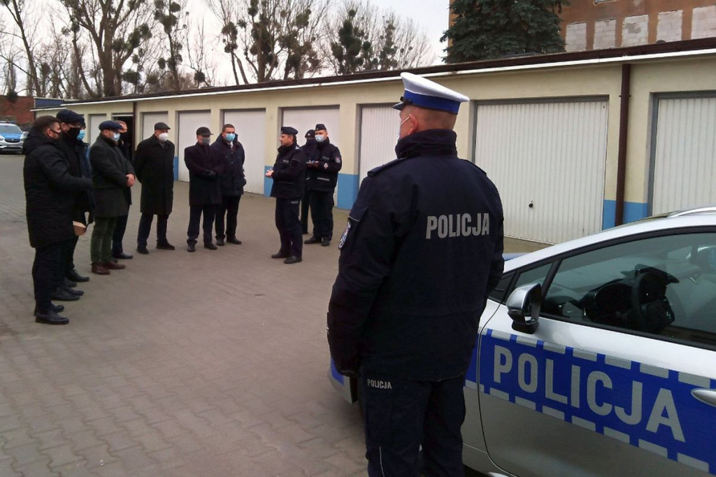 Brodnica. Samorządom brakuje na modernizację dróg. Czy powinni dokładać policji do aut? [SONDA]