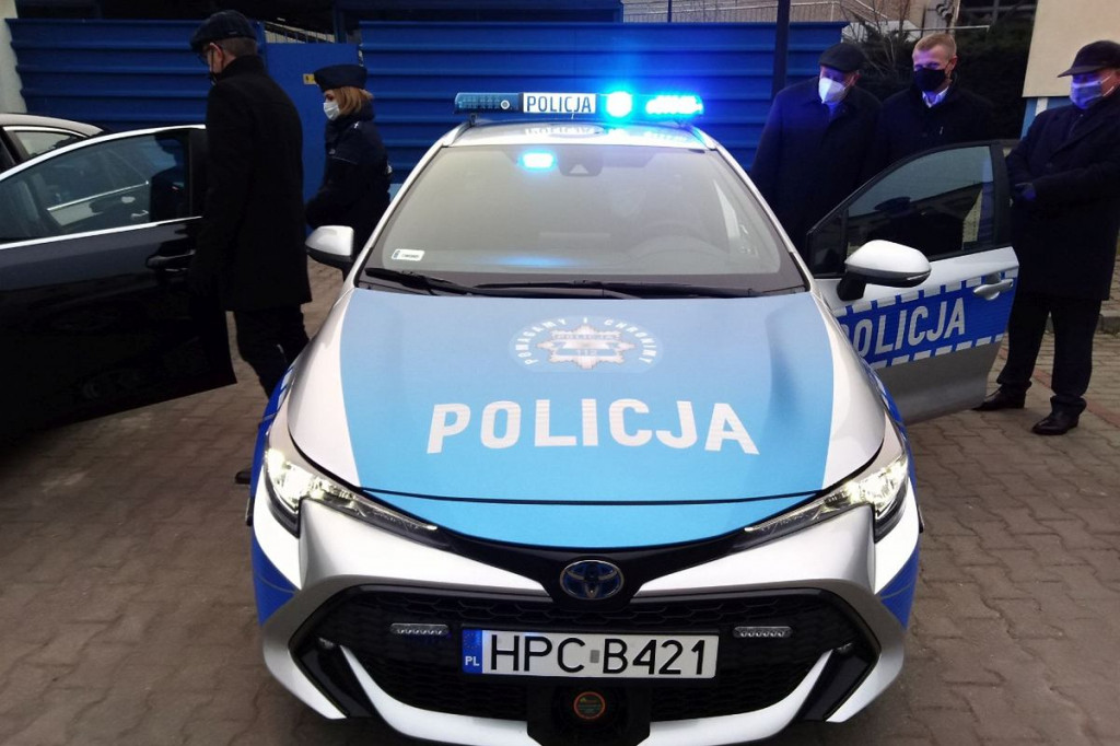 Brodnica. Samorządom brakuje na modernizację dróg. Czy powinni dokładać policji do aut? [SONDA]