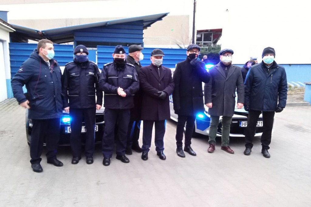 Brodnica. Samorządom brakuje na modernizację dróg. Czy powinni dokładać policji do aut? [SONDA]