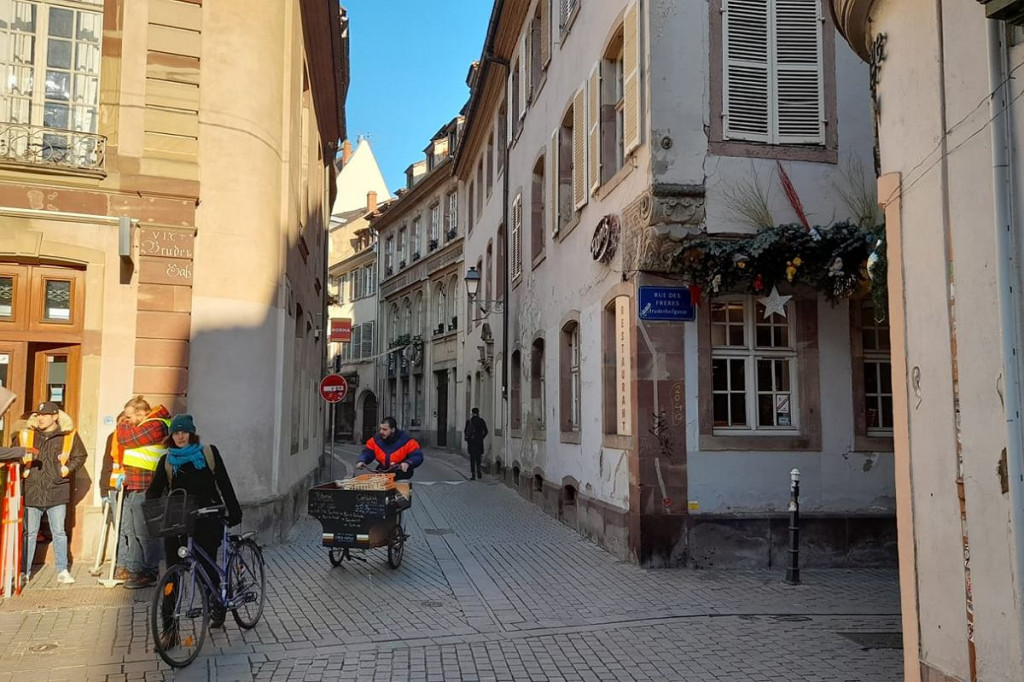 Rowerem przez miasto na czerwonym, czyli czym się różni Strasburg od... Strasburga [ZDJĘCIA]