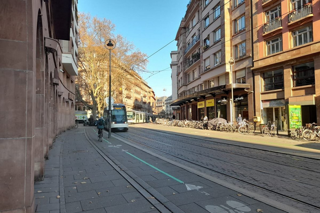 Rowerem przez miasto na czerwonym, czyli czym się różni Strasburg od... Strasburga [ZDJĘCIA]