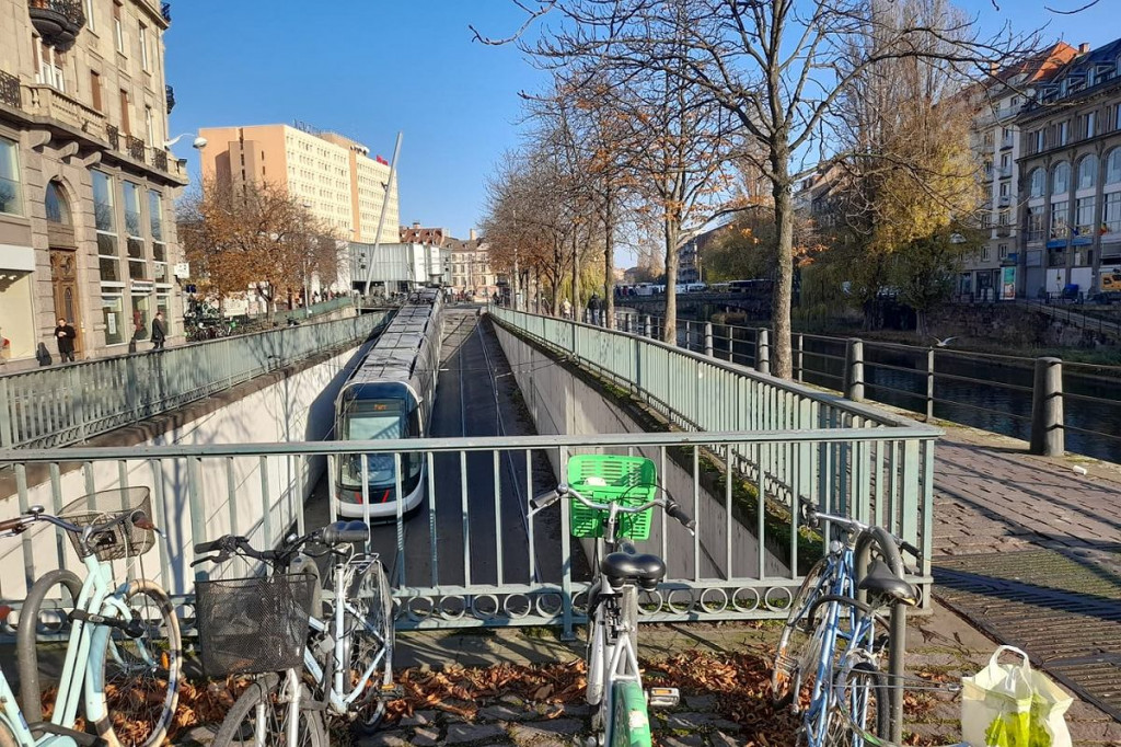 Rowerem przez miasto na czerwonym, czyli czym się różni Strasburg od... Strasburga [ZDJĘCIA]