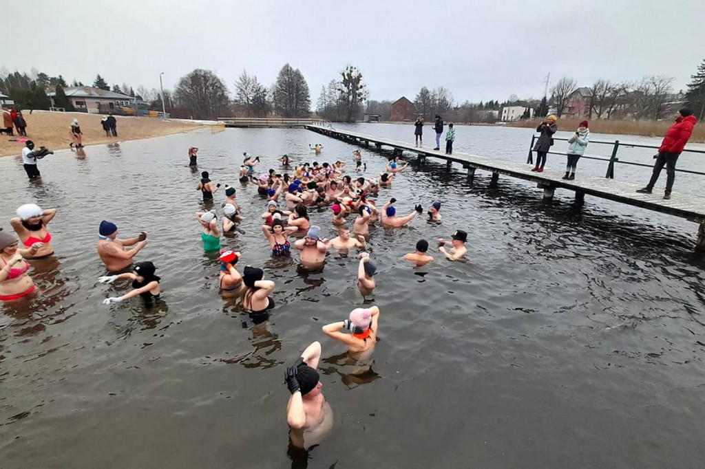 Brodnica. Charytatywne morsowanie nad Niskim Brodnem dla Krzyśka [ZDJĘCIA]