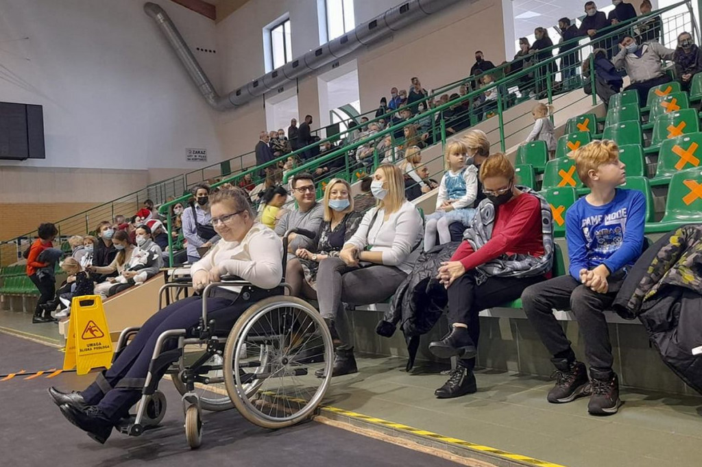 Brodnica. Dzieci kolędowały na windę dla niepełnosprawnej Magdy [ZDJĘCIA]