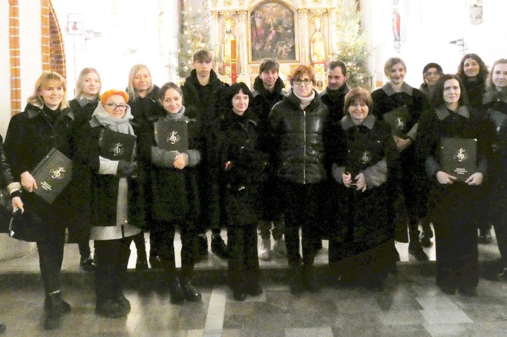 Brodnica. Mężczyźni poszukiwani. Chór śpiewał kolędy, a organista grał na... bułgarskich dudach [ZDJĘCIA]