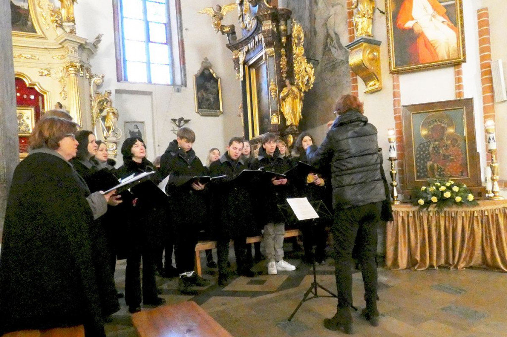 Brodnica. Mężczyźni poszukiwani. Chór śpiewał kolędy, a organista grał na... bułgarskich dudach [ZDJĘCIA]