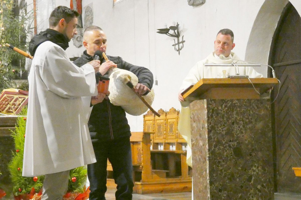 Brodnica. Mężczyźni poszukiwani. Chór śpiewał kolędy, a organista grał na... bułgarskich dudach [ZDJĘCIA]