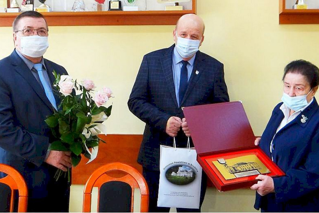 Brodnica. W wieku 87 lat lekarka skończyła pracę w brodnickim szpitalu. Były pożegnania i podziękowania [ZDJĘCIA]