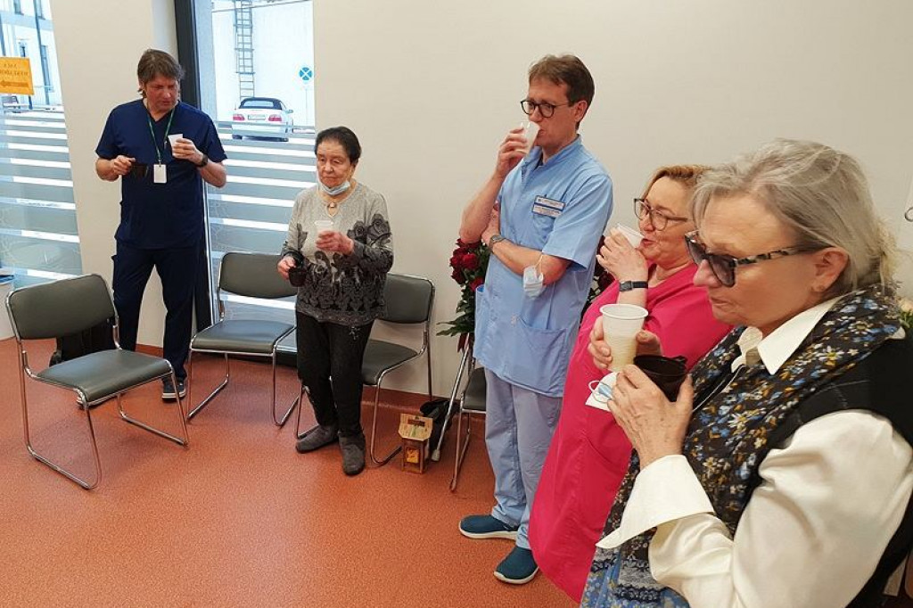 Brodnica. W wieku 87 lat lekarka skończyła pracę w brodnickim szpitalu. Były pożegnania i podziękowania [ZDJĘCIA]