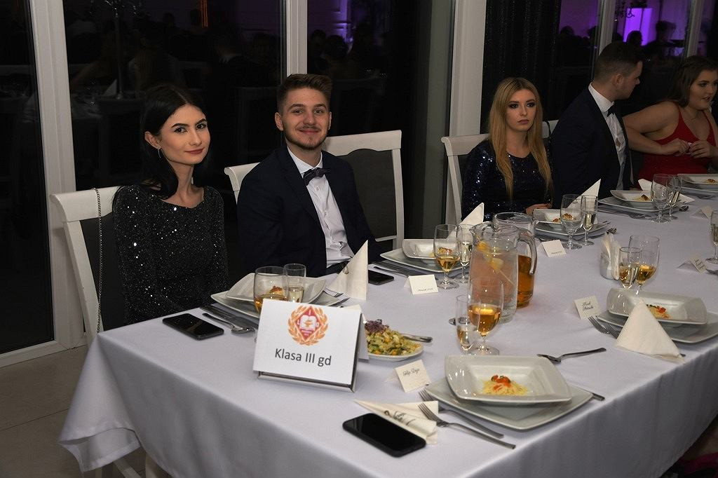 Brodnica. Wielki bal I LO przy biesiadnych stołach [ZDJĘCIA]