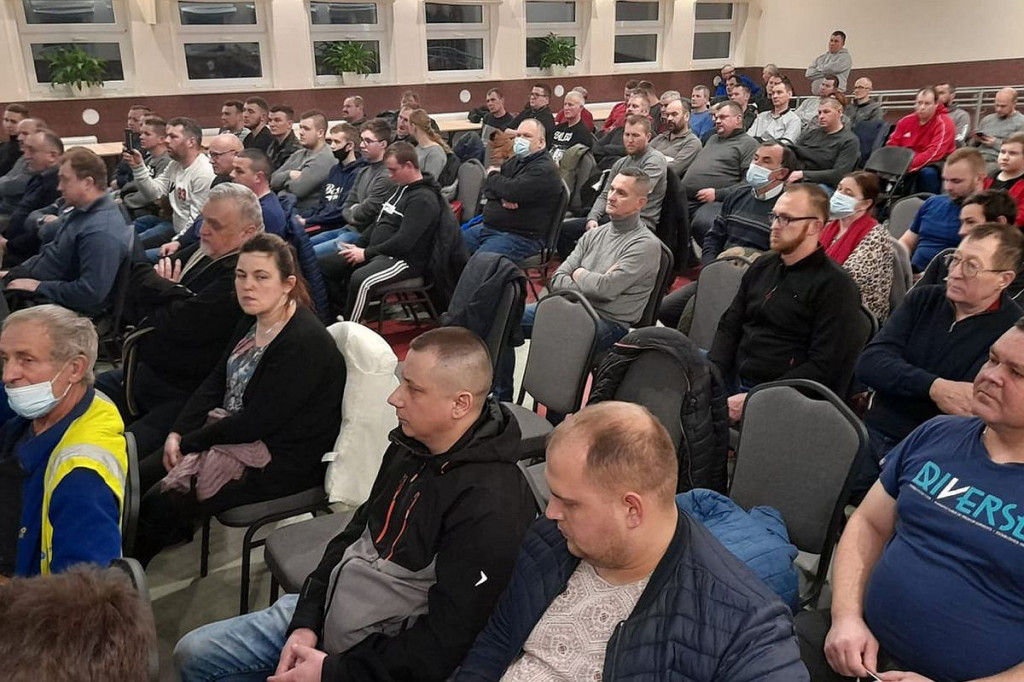 Pełna sala na spotkaniu z liderem Agrounii. Zapowiada dwukrotną wielką blokadę dróg w całej Polsce [ZDJĘCIA]