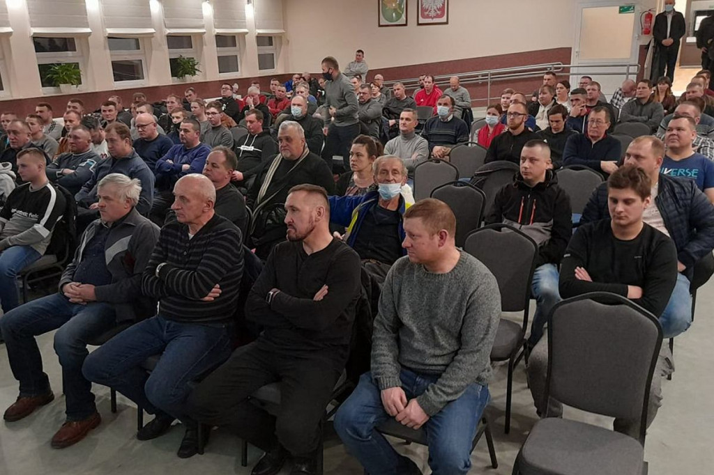 Pełna sala na spotkaniu z liderem Agrounii. Zapowiada dwukrotną wielką blokadę dróg w całej Polsce [ZDJĘCIA]