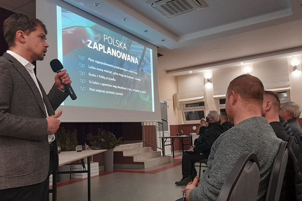 Pełna sala na spotkaniu z liderem Agrounii. Zapowiada dwukrotną wielką blokadę dróg w całej Polsce [ZDJĘCIA]