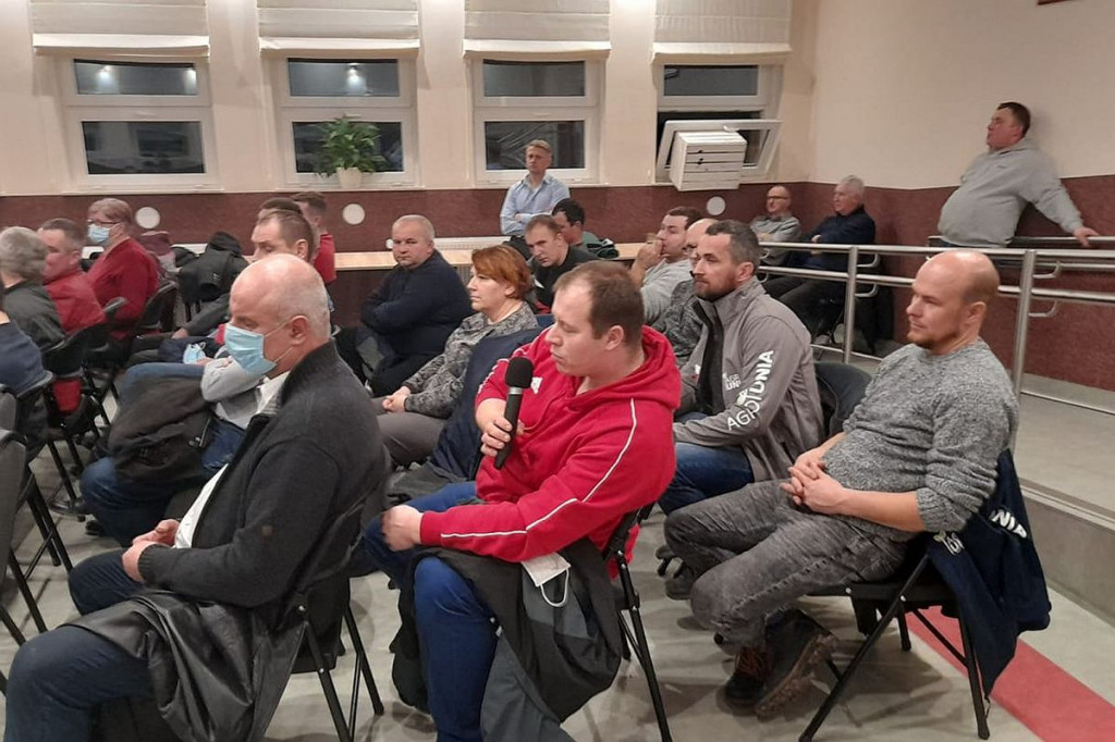 Pełna sala na spotkaniu z liderem Agrounii. Zapowiada dwukrotną wielką blokadę dróg w całej Polsce [ZDJĘCIA]