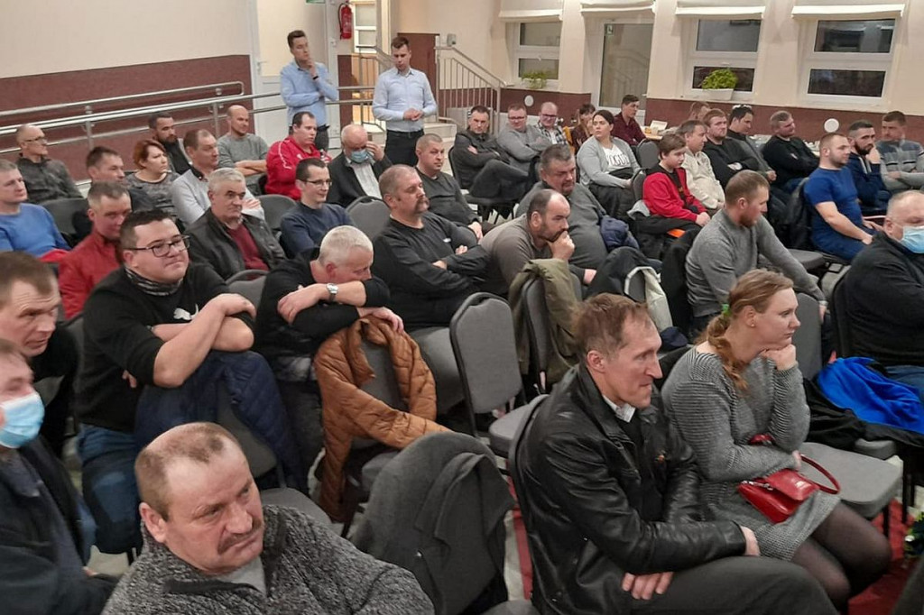 Pełna sala na spotkaniu z liderem Agrounii. Zapowiada dwukrotną wielką blokadę dróg w całej Polsce [ZDJĘCIA]
