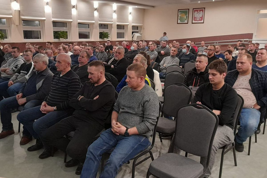 Pełna sala na spotkaniu z liderem Agrounii. Zapowiada dwukrotną wielką blokadę dróg w całej Polsce [ZDJĘCIA]